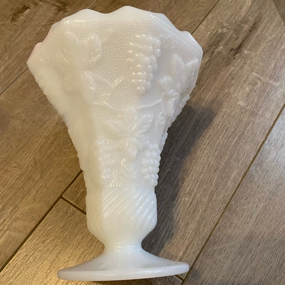 Grapevine milk glass - Picture 4 of 10